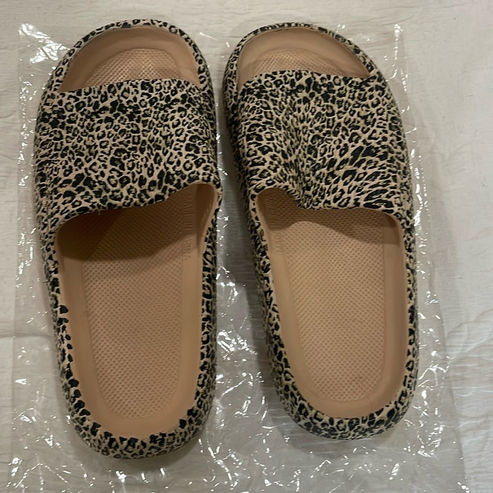 New w/out tags, leopard print Bethany Slippers/Slides